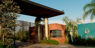 La Folie es un jardín con terraza para eventos con un lago en la ciudad de Guadalajara